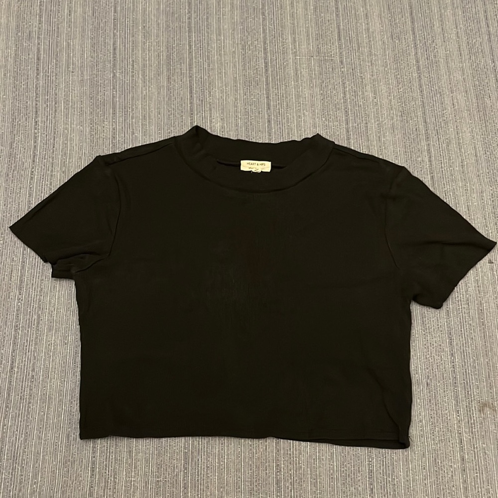 Black cropped t-shirt